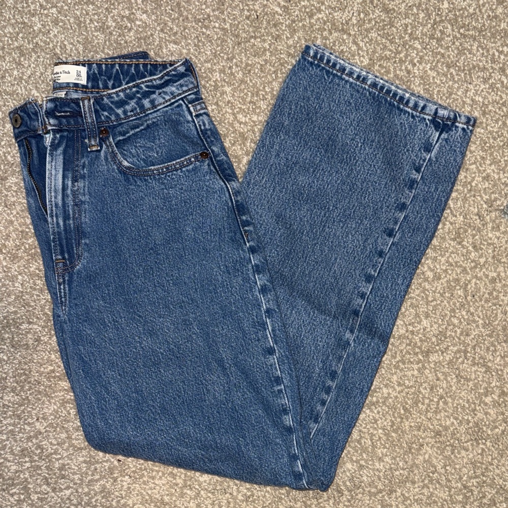 The Loose High Rise curve love
Abercrombie and Fitch